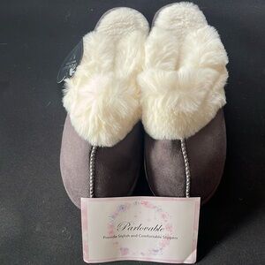 Soft Parlovable slippers size women’s large (9-10)
NWT never worn